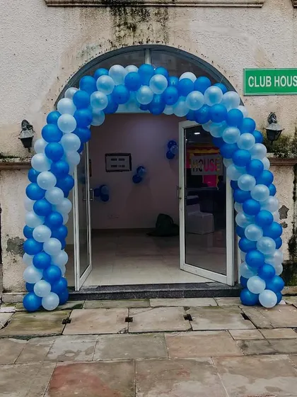 A simple yet classic full balloon arch in blue and white makes for a great entrance to a clubhouse party. This is a popular choice for birthdays and other informal gatherings.