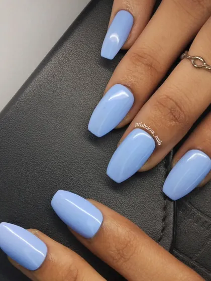 A simple and pretty set of coffin-shaped press-on nails in a pastel blue color. This set is only 349 and is perfect for a quick, easy manicure.