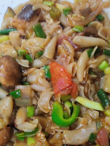 A review of a millet macaroni pasta dish made with ingredients sourced entirely from the market.