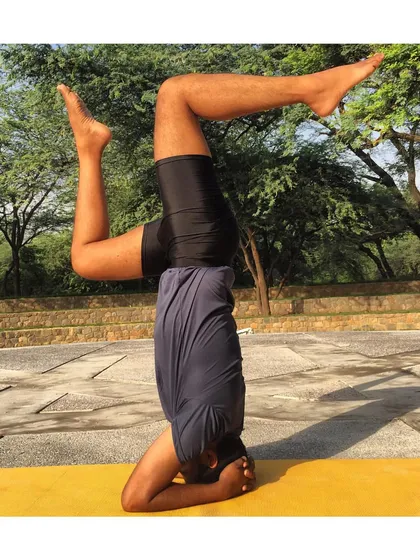 This dynamic leg variation in Sirsasana (Headstand) shows the playful side of yoga. Once you have a stable foundation, you can explore movement and challenge your balance in new ways.
