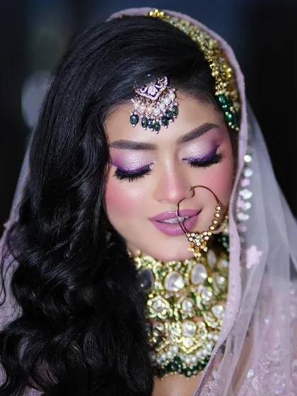 The eyes are the focus of this look. The blend of purple and pink eyeshadow creates a stunning sunset effect.