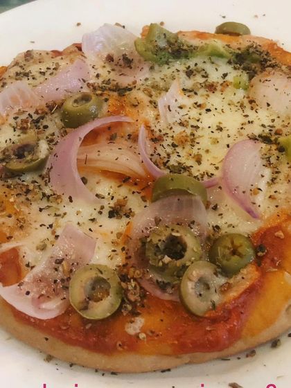 Even pizza can be healthy when made at home. I used a whole-grain pita bread as the base and topped it with fresh onions and olives. This satisfies cravings while providing fiber, which aids digestion and helps with weight management.