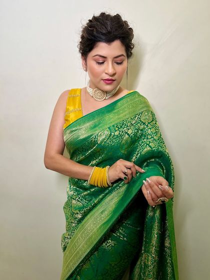 A full-length view of Savaniee's award show look. The contrast of the yellow blouse with the green saree is beautiful, and the pearl choker adds a touch of class.