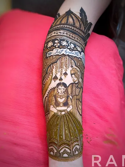The same couple portrait design, but this photo shows the mehndi paste after it has been applied. The clean, raised lines are a sign of skilled application and a quality paste.