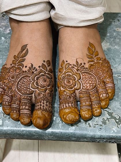 A simple and elegant design for the feet, perfect for a guest or a smaller occasion. The floral pattern is delicate and pretty.