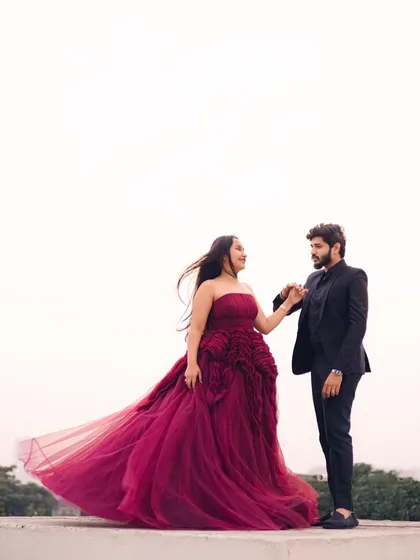 Let your love story unfold with a touch of drama. This bold red gown with its long, flowing trail creates such a powerful and romantic image. It’s perfect for couples who want their pre-wedding photos to be anything but ordinary.