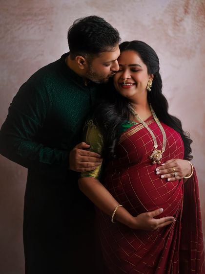 A tender kiss on the forehead, a shared smile. These are the moments of care and love that I live to capture during a traditional couple's maternity session.