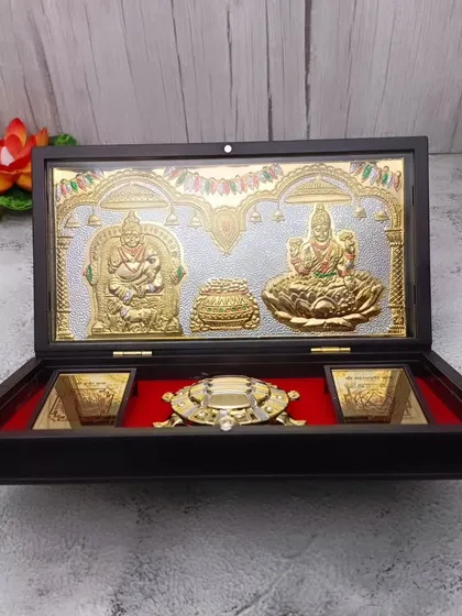 Yeh Kubera Lakshmi Gift Box dhan aur samriddhi ka prateek hai. Isse aap apne priyajanon ko festivals par dekar unke liye shubh kamnayein bhej sakte hain.