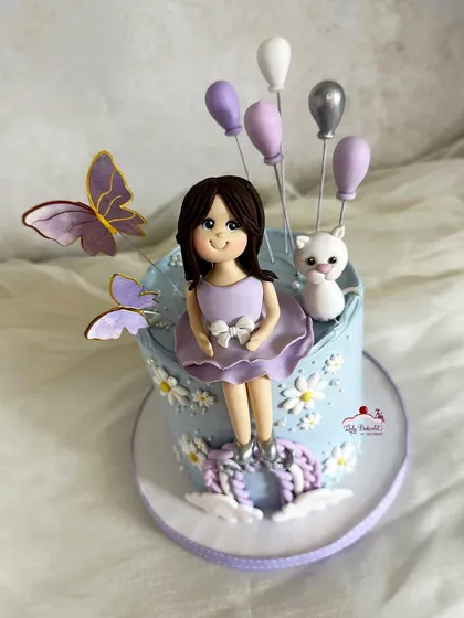Another view of this personalized cake, showing the pretty purple butterflies and balloon details.