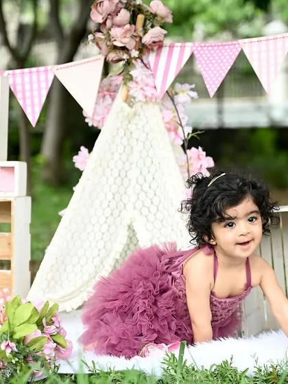 A dreamy outdoor photoshoot celebrating one year of life. This whimsical teepee setup in a beautiful park in Delhi NCR shows how we can take the magic outside for a natural, bohemian-style session.