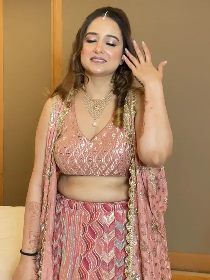 A happy moment from the Mehendi ceremony. Her glowing skin and soft makeup look perfect in the natural light.