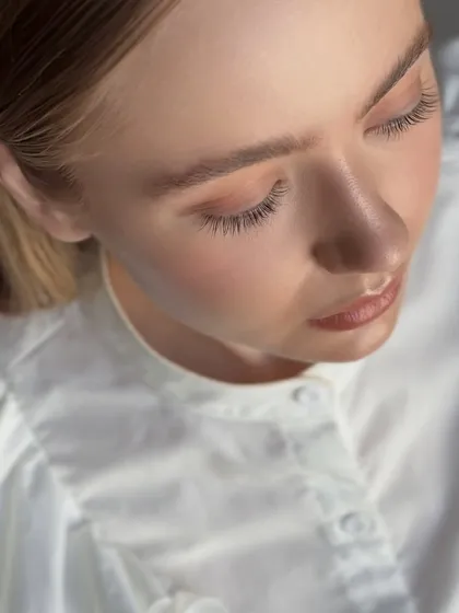 From above, you can see the full length and gentle curl of the laminated lashes. This angle highlights the clean, elegant effect of the treatment.