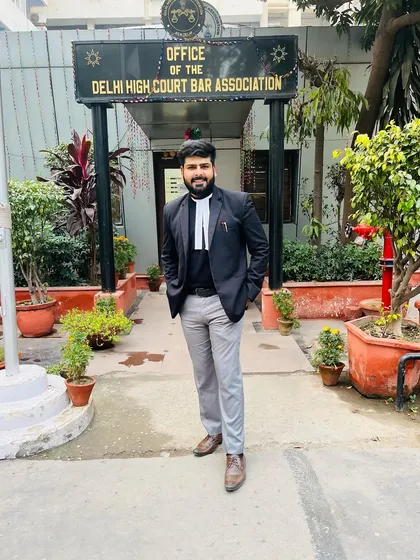 Delhi High Court Bar Association ke office ke bahar. Yahan hum vakeel aapas mein milte hain aur kanoon par charcha karte hain.