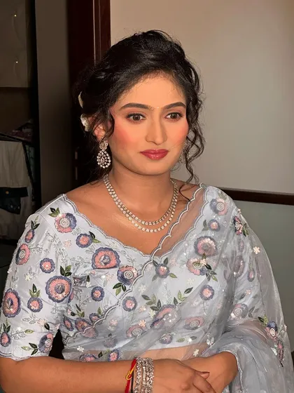 She looks absolutely lovely in this light blue floral saree. The makeup is kept fresh and minimal to complement the delicate outfit.