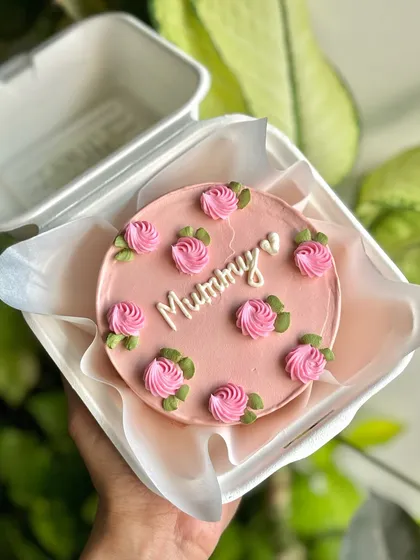 Minimal, sweet, and oh-so-pretty. A floral-themed bento cake for "Mummy," featuring delicate pink rosettes.