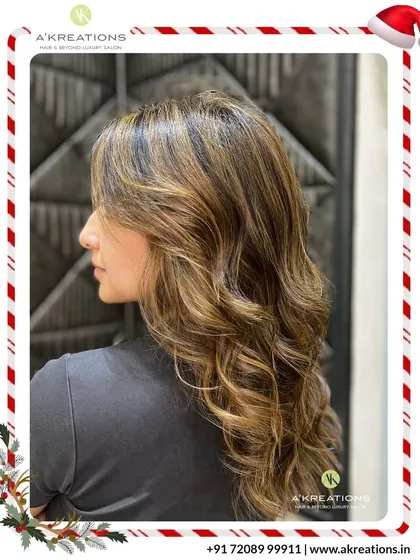 These warm, golden highlights are perfect for adding a 'wow' factor. Styled with soft waves, the hair looks voluminous, healthy, and incredibly vibrant.