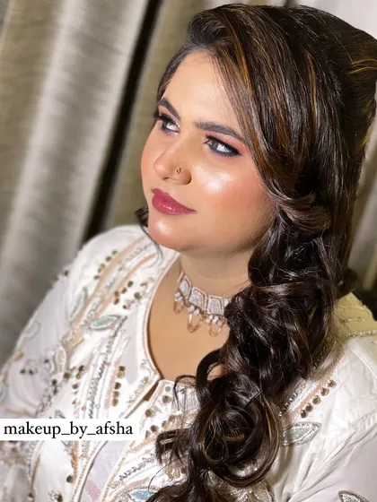 A simple and elegant party look. The focus is on beautiful, voluminous hair and fresh, glowing makeup.