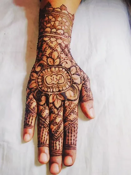 A personalized bridal design with the groom's name, "Imran," beautifully hidden within the central mandala. It's these little details that make your mehendi truly yours.