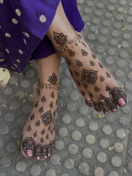 The full view of this modern feet mehendi, perfect for a bride who wants something a little different.