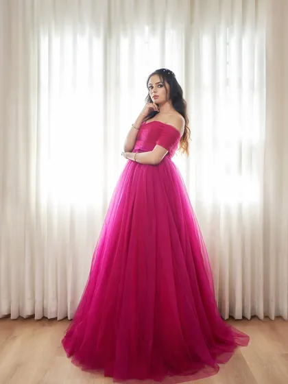 Meet 'Lush', a beautiful dual-tone pink gown. It comes with detachable halter neck straps and a detachable belt, so you can style it as an off-shoulder or halter dress.
