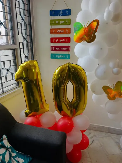 The large gold foil numbers are a great way to highlight the milestone being celebrated.