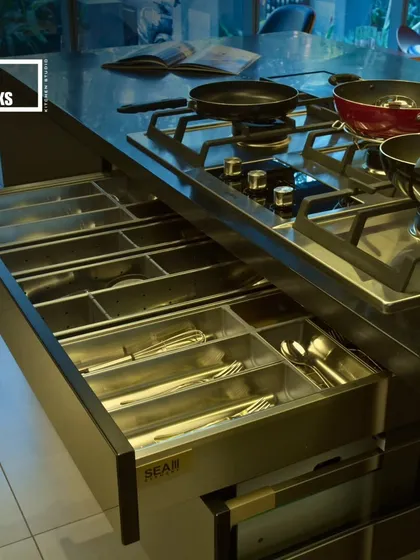 Our island drawers are designed for maximum utility, with custom dividers to keep everything from cutlery to cooking tools perfectly organized.