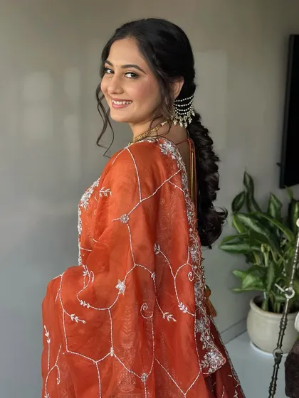 With the softest hues and a clean makeup look, this bride was ready for her Garba Night. The look is fresh, radiant, and designed to last through hours of dancing.