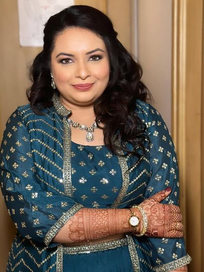A lovely look for Apurva in a teal outfit. The makeup is soft and defined, perfect for a wedding guest.