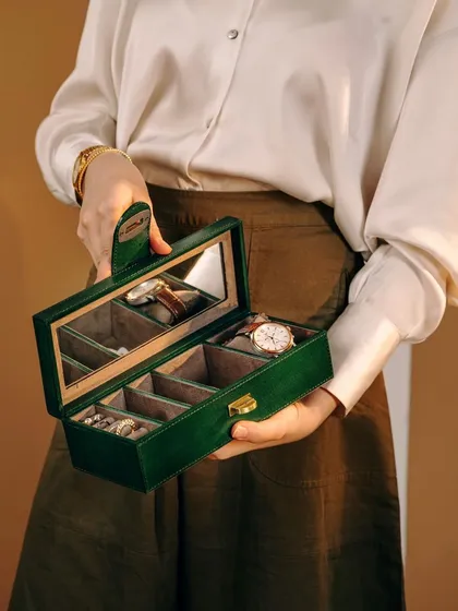 For Verman Atelier, we created this lifestyle shot to highlight the elegance of their leather jewelry box. The focus is on the product in a real-life context, held by a model to show its scale and sophisticated use, blending fashion with function.