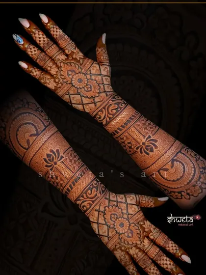 A gorgeous back-hand design for a bride. This pattern features a mix of mandalas, lotus flowers, and traditional jaali work for a sophisticated and complete look.