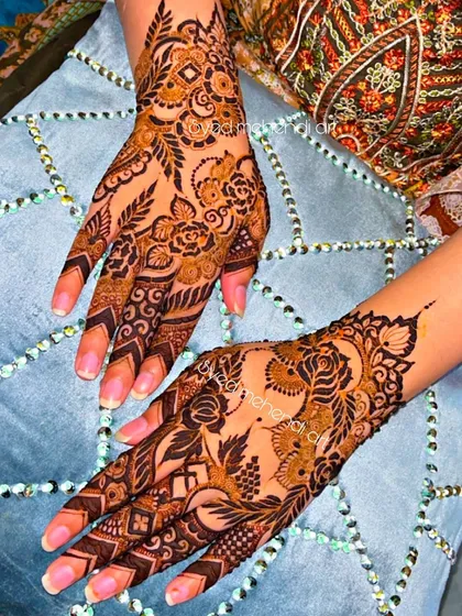 A stylish design with a mix of bold florals and chevron finger details.