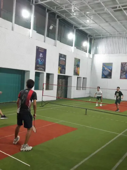 A massive jump smash from the back court. Wahh Bhai Wahh!