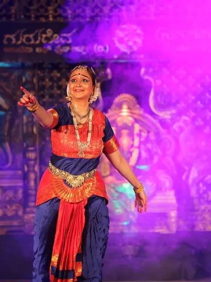 Pointing towards something in the distance, this expression conveys curiosity and wonder. Every gesture in Bharatanatyam has a meaning, helping to build a rich visual narrative.