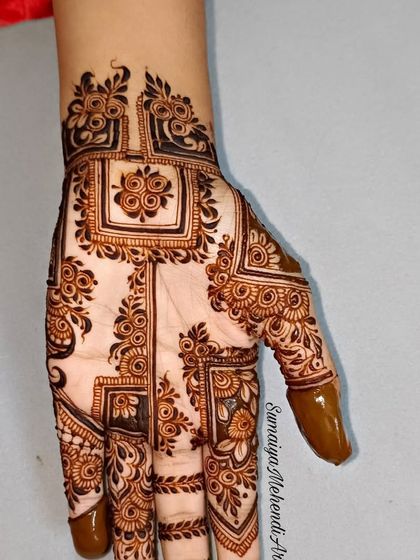 The same geometric design from a different angle. It's a great example of a modern and stylish party henna look.