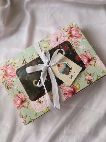 Here is the final look of the birthday sheet cake, all packed up in a beautiful floral box with a ribbon. It's all in the details!