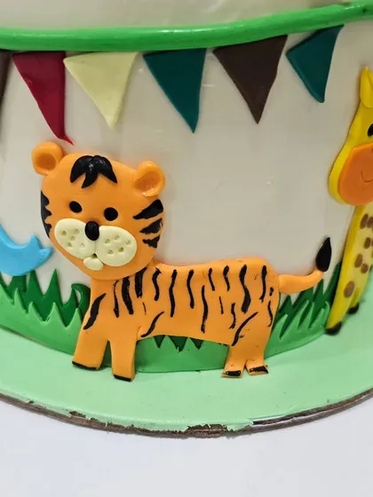 Detail of the cute 2D tiger on the side of the cake.