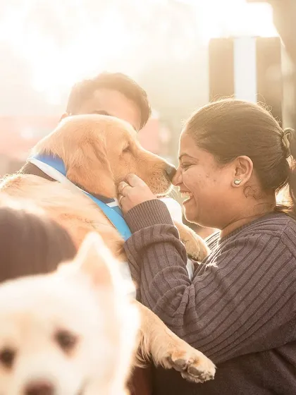 A pure, candid moment of love between a woman and her golden retriever at Pet Fed Delhi. This is the kind of unposed, genuine emotion I aim to capture, showing the real heart of an event.