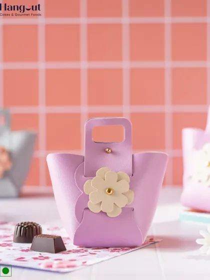 A little sweetness to honor the strength of women everywhere. This cute floral gift bag holds two assorted chocolates, making it a simple yet thoughtful gesture for Women's Day.