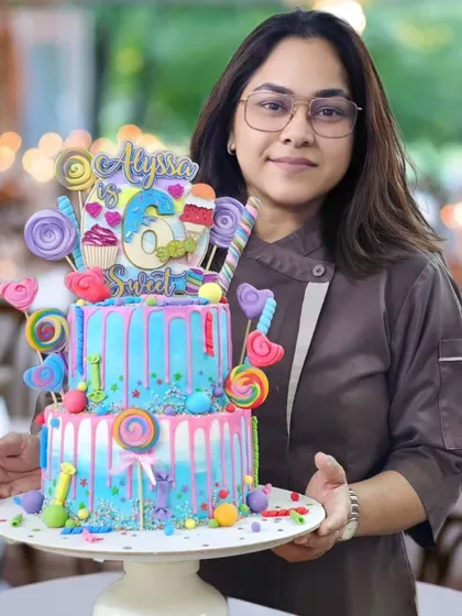 Here I am, proudly presenting the "Sweet 6" cake I designed for Alyssa's birthday. It's a joy to see my clients so happy.
