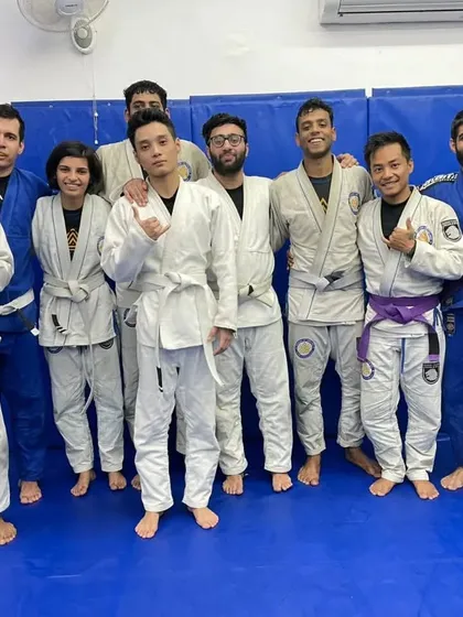 The team showing the shaka sign, a symbol of friendship and understanding in the BJJ world. It represents the positive and respectful culture we build.