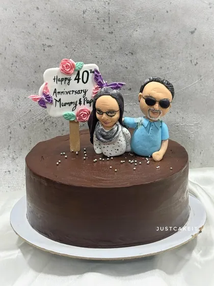 A close-up of the caricature cake for a 40th anniversary. I love capturing the little details that make the figurines recognizable and special.