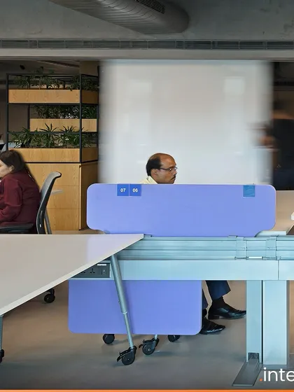 Detail of the mobile desk dividers at Grant Thornton. These elements provide privacy and acoustic separation while being easily movable, giving employees control over their immediate environment and fostering productivity.
