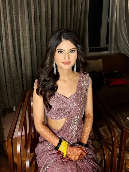 This sangeet bride looks radiant and ready to celebrate. The makeup is kept fresh and minimal to let her natural beauty and stunning outfit shine.