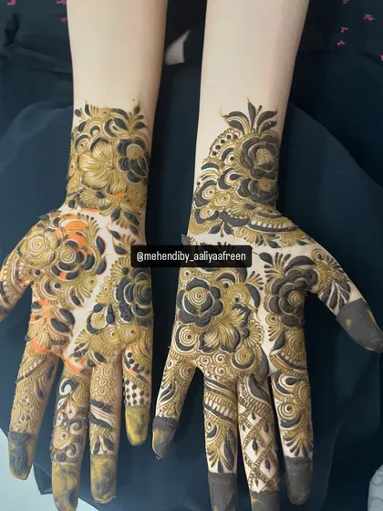 Another angle of the unique dual-color henna design.