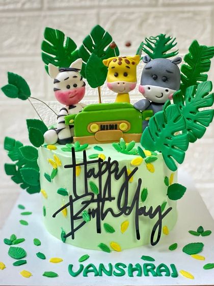 Another look at our trendy jungle safari cake, perfect for a stylish kid's party.