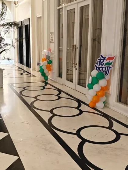 Simple and elegant tricolor balloon pillars with "Vande Mataram" signs were placed along a hallway in a luxury building. This is an understated way to show patriotic spirit.