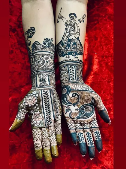 The final look of a striking design that combines a graceful Garba dancer on the arm with elegant peacock figures on the palm. This is a perfect example of blending cultural motifs.