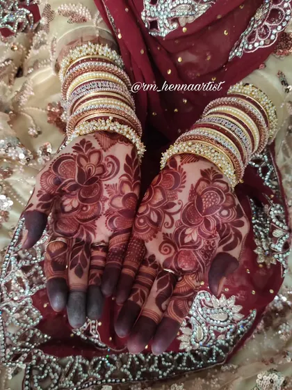 Stain goals achieved for this lovely bride. The rich colour on her palms is exactly what every bride dreams of for her wedding mehendi.