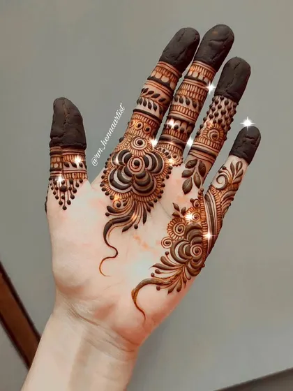My favourite. This minimalist finger design is so elegant and chic. The sparkle effect just adds to the magic.