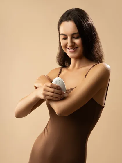 Another angle of the epilator in use, showing how it glides over the skin. These types of shots are crucial for demonstrating how a product works in a real-world context for potential customers.